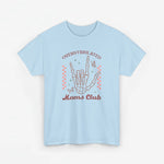 Lichtblauw T-shirt met ronde hals en borstprint “Overstimulated Moms Club”.