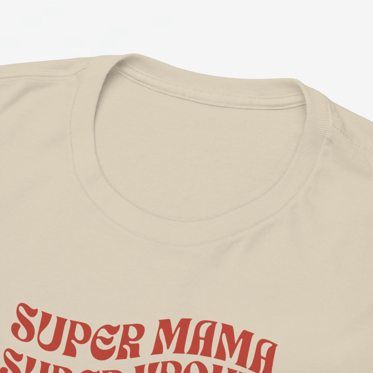Sandkleurige T-shirt met ronde hals en rode borstprint, close-up van bovenlichaam