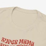 Sandkleurige T-shirt met ronde hals en rode borstprint, close-up van bovenlichaam