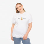 Witte oversized T-shirt gedragen met Mama Bear-print op de borst