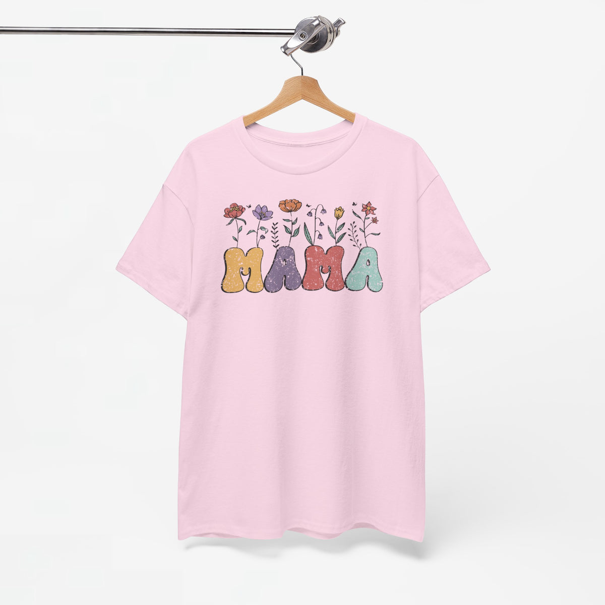 T-shirt lichtroze met bloemenprint en "MAMA" letters; hangend getoond