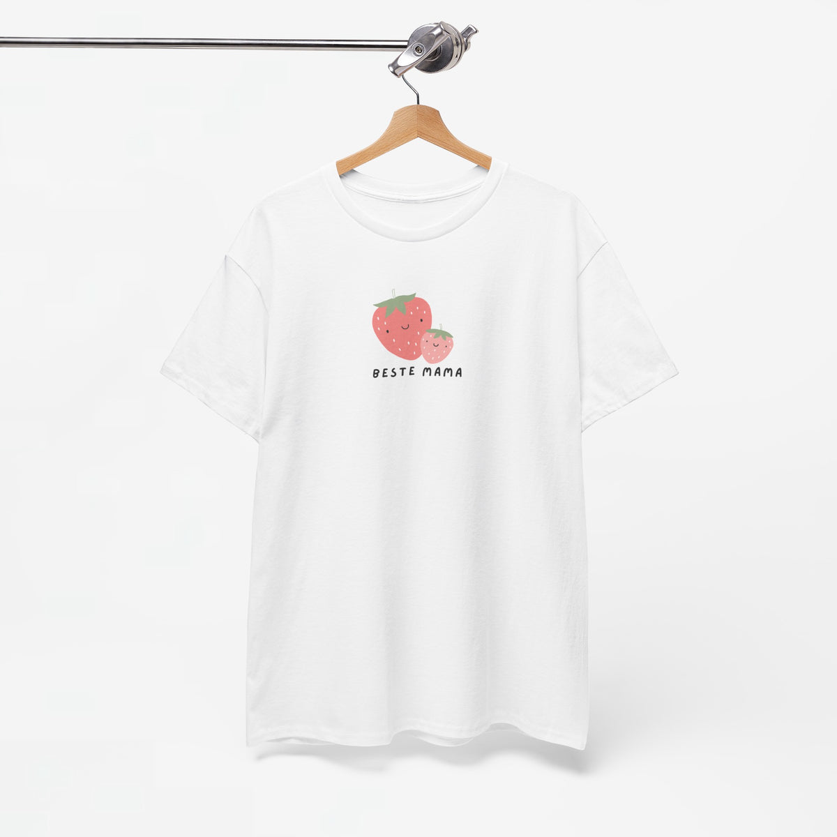 Wit t-shirt aan hanger met aardbei-logo en “Beste Mama” borstprint