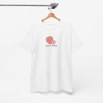 Wit t-shirt aan hanger met aardbei-logo en “Beste Mama” borstprint