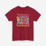 Bordeauxrood T-shirt met ronde hals en kleurrijke 'Somebody's Broke Mama' print