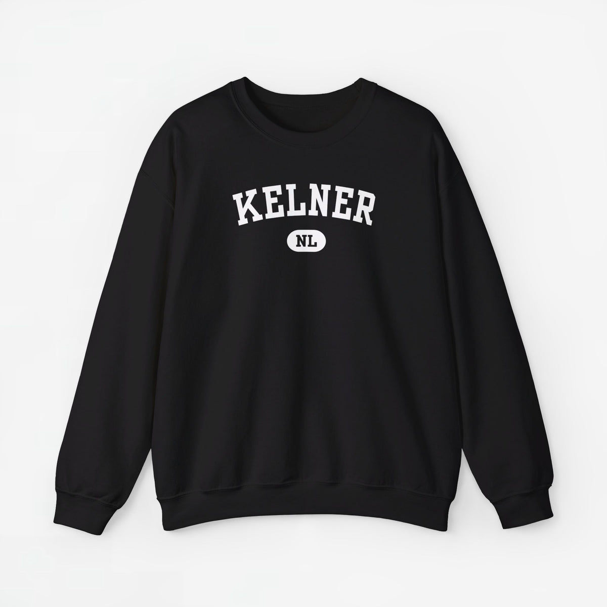 Zwarte trui met ronde hals en borstprint “KELNER” met ronde “NL”-logo