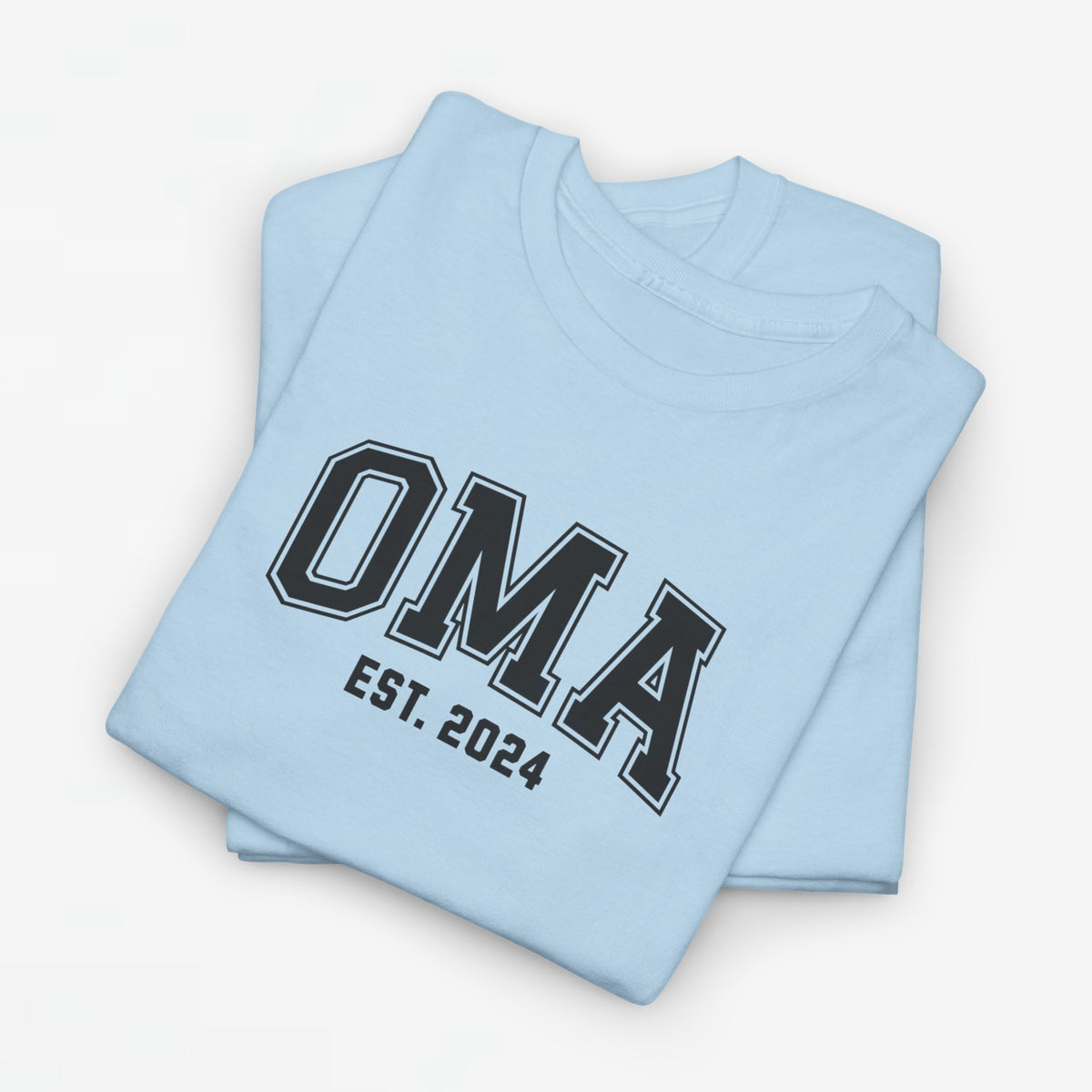 Geperonaliseerd t-shirt met OMA-print en EST 2024, lichtblauw (gestapeld)