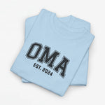 Geperonaliseerd t-shirt met OMA-print en EST 2024, lichtblauw (gestapeld)