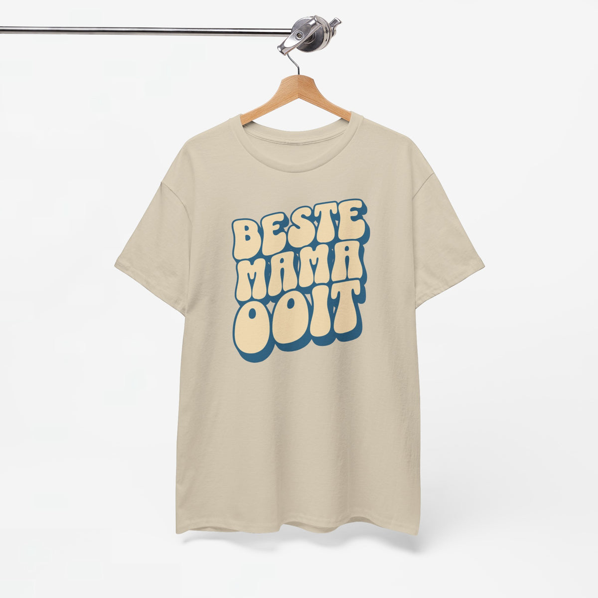 Beige T-shirt met ronde hals en blauwe tekstprint op een houten hanger.