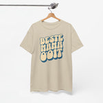 Beige T-shirt met ronde hals en blauwe tekstprint op een houten hanger.