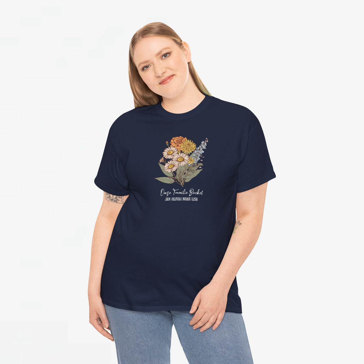 Donkerblauw T-shirt met bloemenboeketprint en tekst op de borst, gedragen