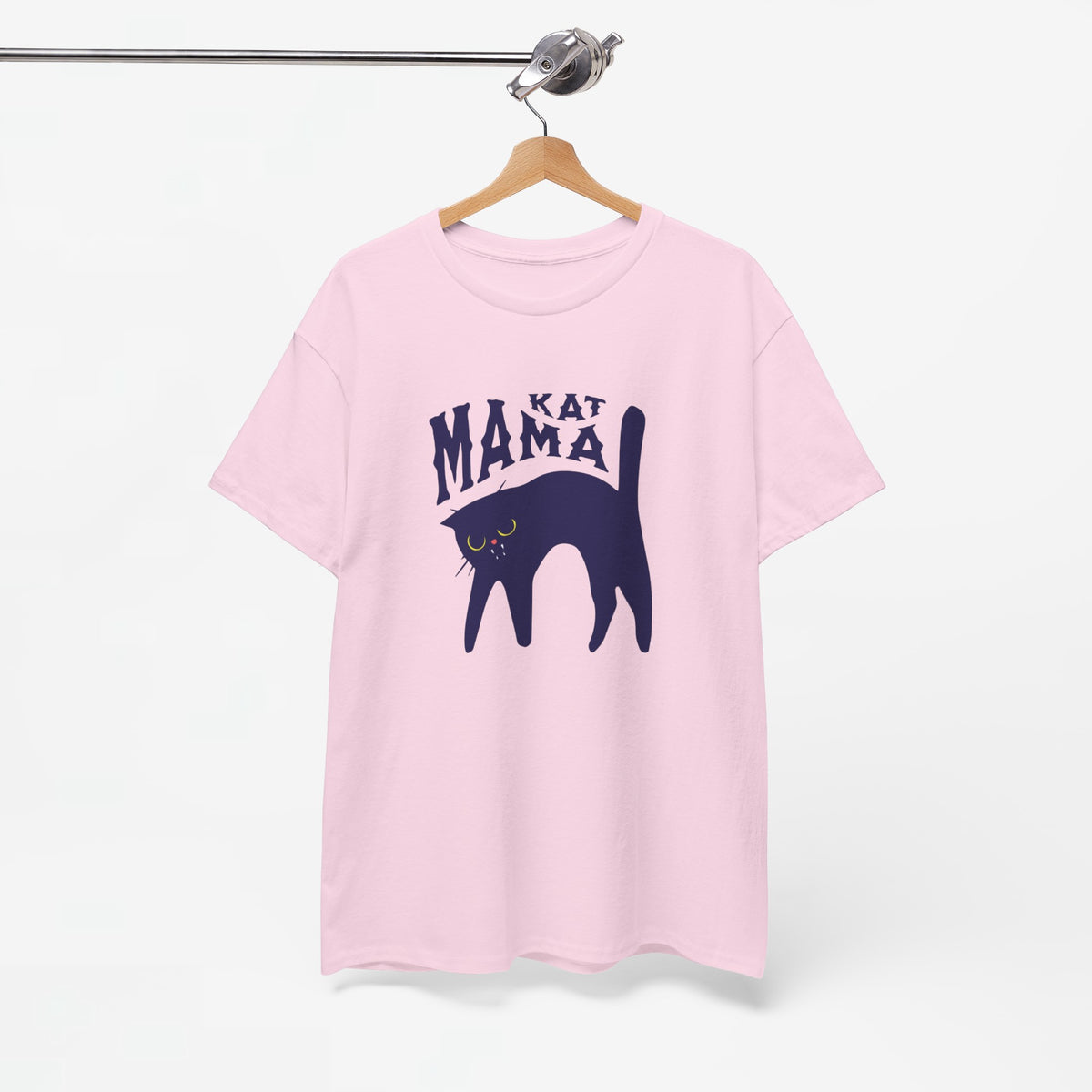 Roze T-shirt aan hanger met opdruk 'KAT MAMA' en zwarte katillustratie