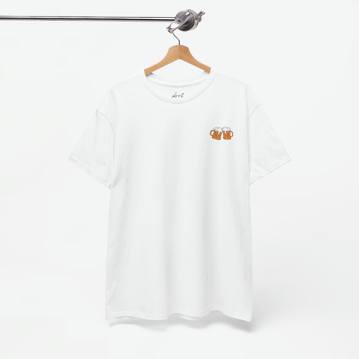 Witte T-shirt aan kleerhanger met kleine oranje icoonprint op de borst
