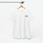 Witte T-shirt aan kleerhanger met kleine oranje icoonprint op de borst