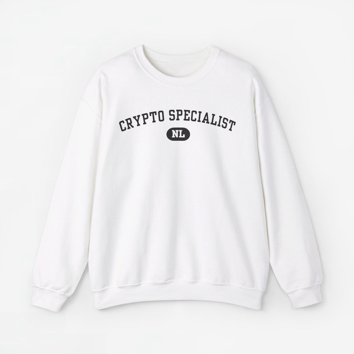 Witte sweatshirt met ronde hals en borstprint “CRYPTO SPECIALIST” met NL-logo