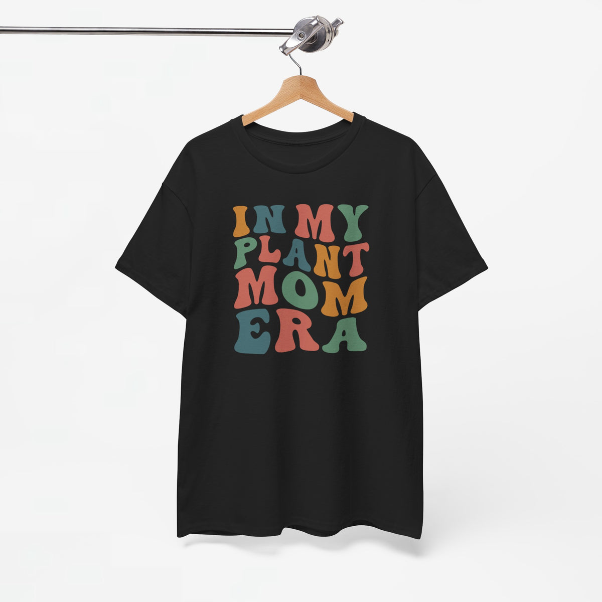 Zwarte t-shirt met kleurrijke 'IN MY PLANT MOM ERA' print op de borst