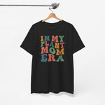 Zwarte t-shirt met kleurrijke 'IN MY PLANT MOM ERA' print op de borst