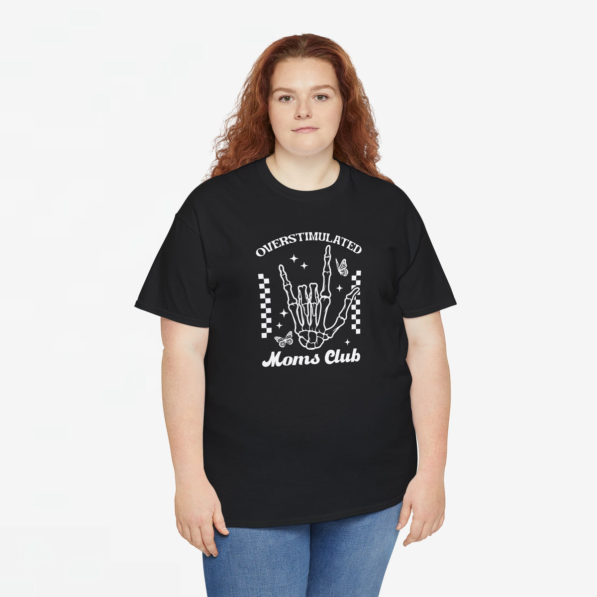 Donkere t-shirt met ronde hals en witte 'Moms Club' handprint op de borst