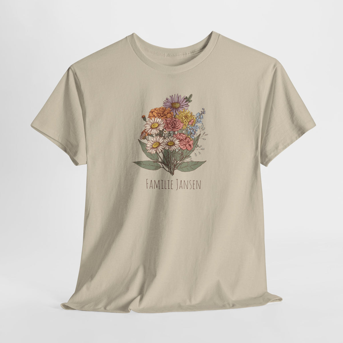Beige T-shirt met bloemenprint en tekst "FAMILIE JANSEN" op de borst, vooraanzicht