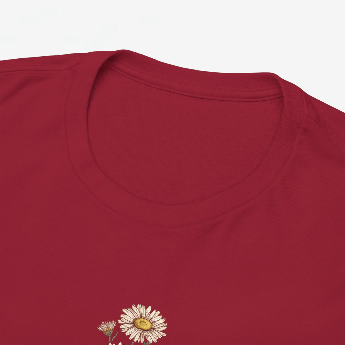 Bordeauxrode t-shirt met ronde hals en close-up van geboortemaandbloemprint