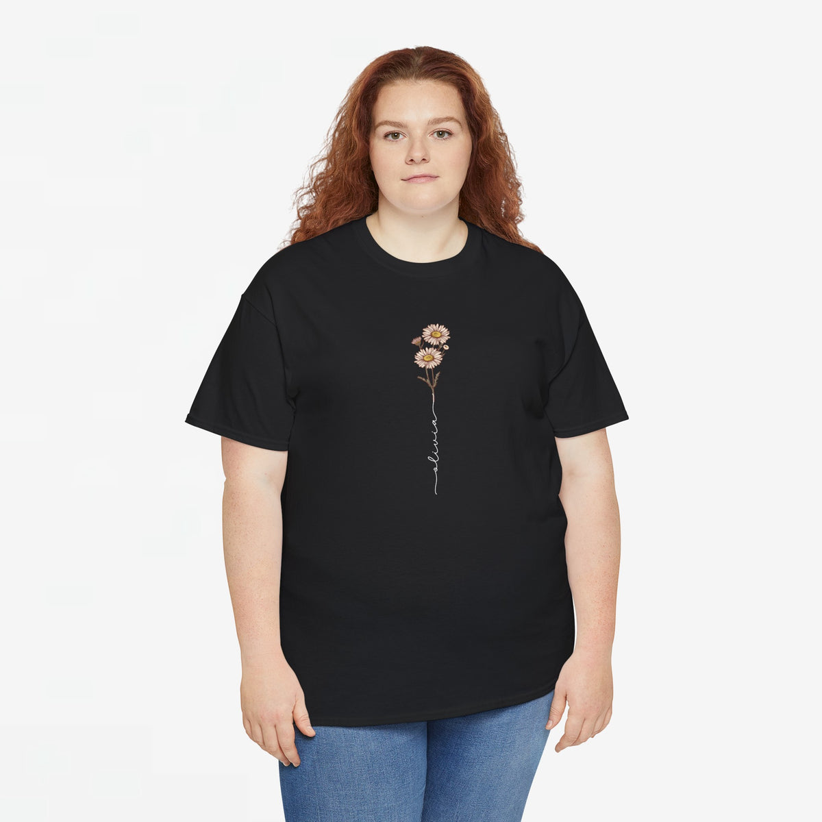 Zwart T-shirt met margrietbloem en slingertekst op de borst, gedragen