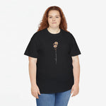 Zwart T-shirt met margrietbloem en slingertekst op de borst, gedragen