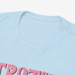 Lichtblauwe T-shirt met ronde hals, close-up van kraag en rand van borstprint.