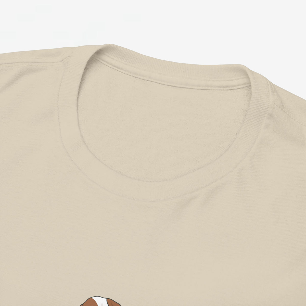 Oversized T-shirt beige close-up ronde hals en afwerking bij de kraag