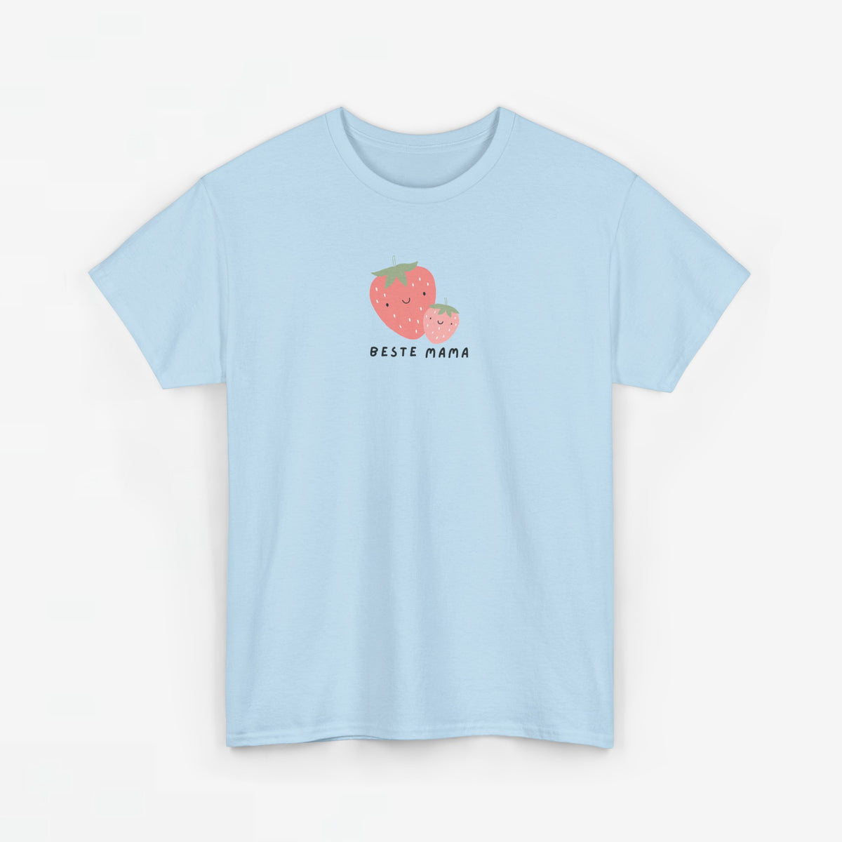 Lichtblauwe T-shirt met ronde hals en korte mouwen, aardbei-print met “Beste Mama”.