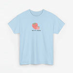 Lichtblauwe T-shirt met ronde hals en korte mouwen, aardbei-print met “Beste Mama”.