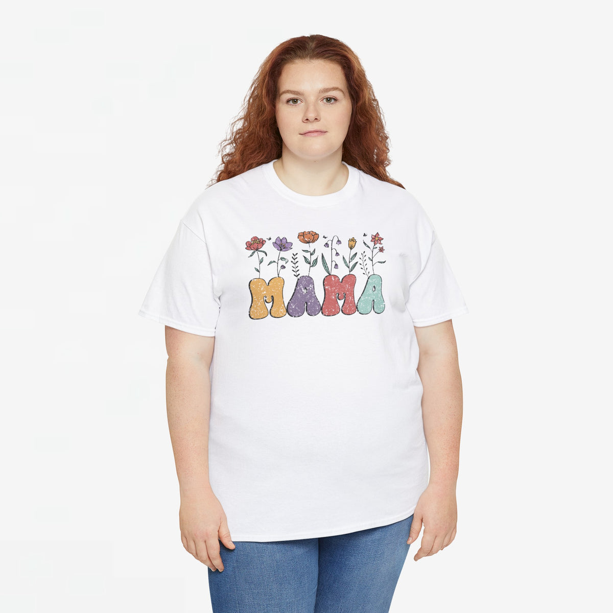 Wit oversized t-shirt met 'MAMA'-letters en bloemenprint, gedragen door model