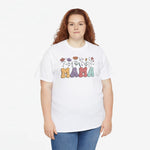 Wit oversized t-shirt met 'MAMA'-letters en bloemenprint, gedragen door model