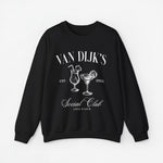 Zwarte sweater met ronde hals en bedrukking met glazen en 'Social Club'.