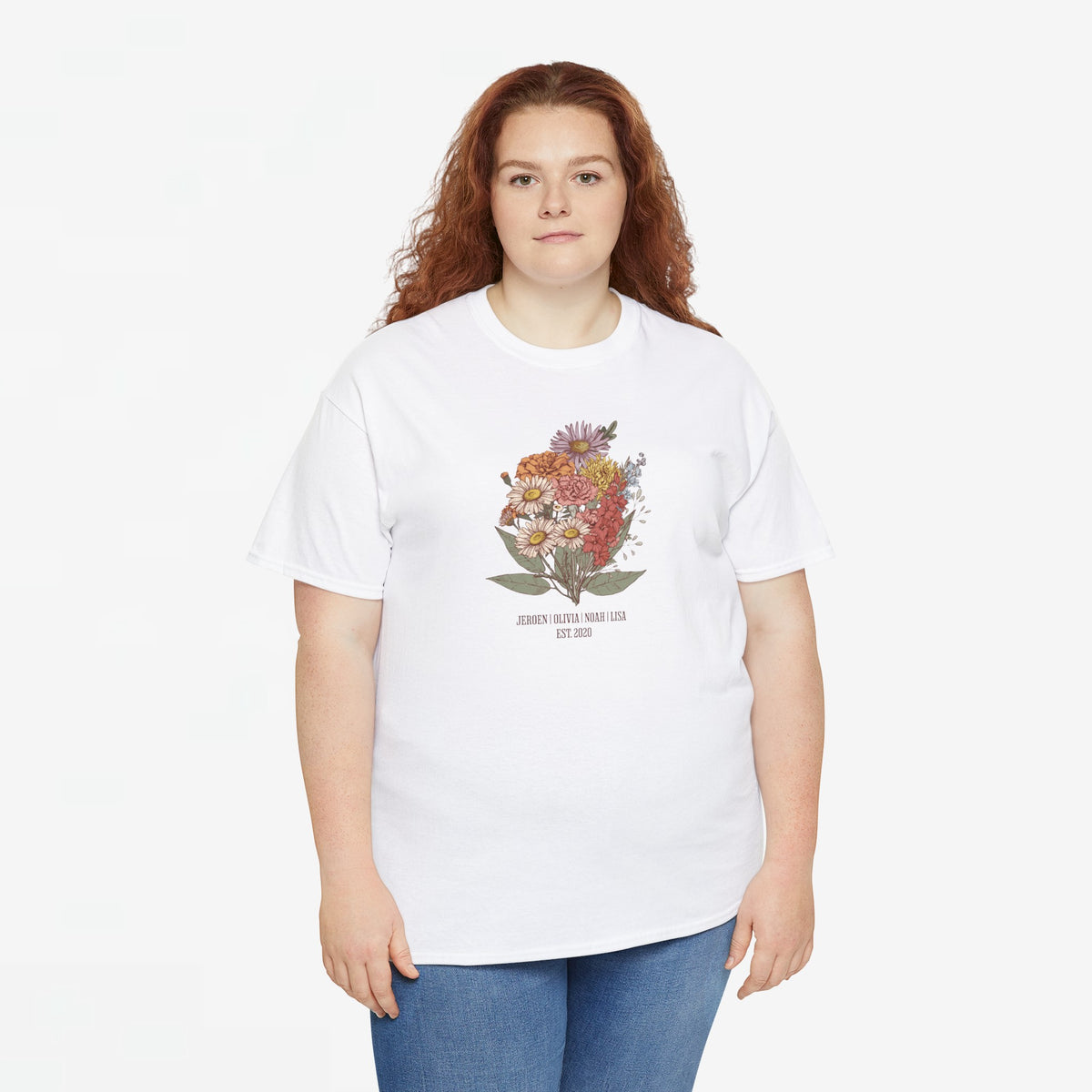 Wit t-shirt met bloemenboeket-print op de borst, gedragen door model