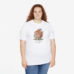 Wit t-shirt met bloemenboeket-print op de borst, gedragen door model
