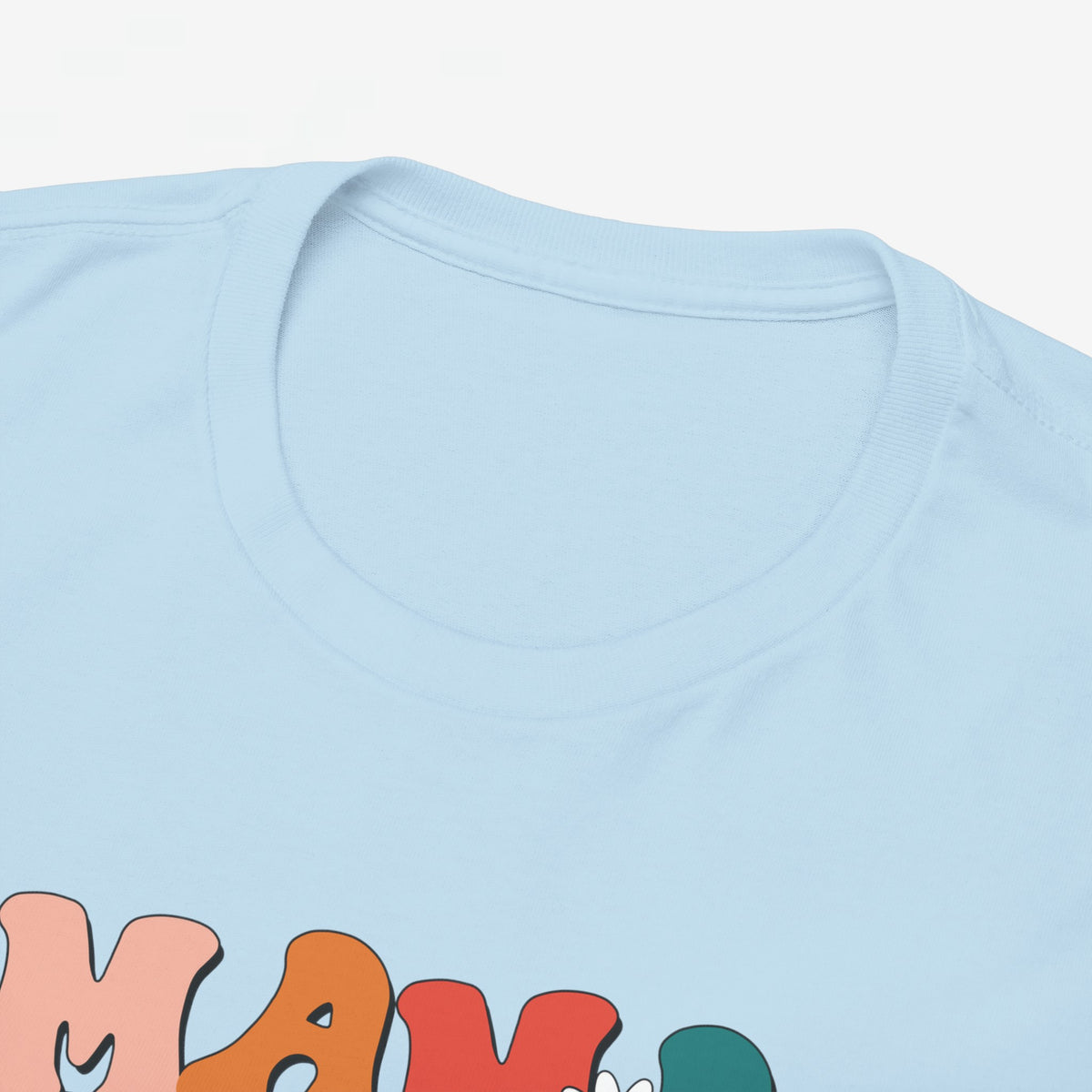 T-shirt lichtblauw met ronde hals; close-up van de kleurrijke “MAM”-print
