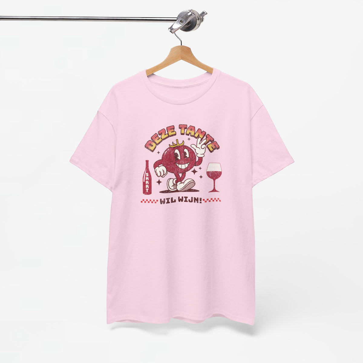 Roze T-shirt aan hanger met rode stripfiguur- en wijnglasprint