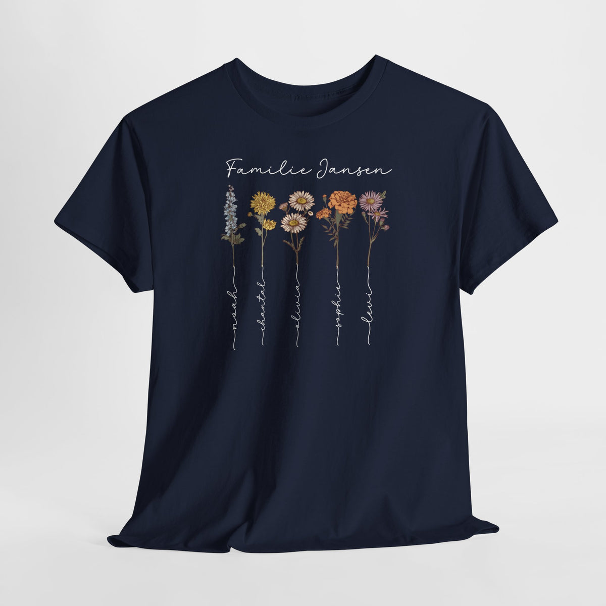 Donkerblauwe t-shirt met bloemenprint en tekst op de borst.