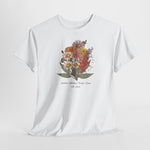 Wit T-shirt met bloemenboeket-print en tekst onder het bloemenarrangement op de borst