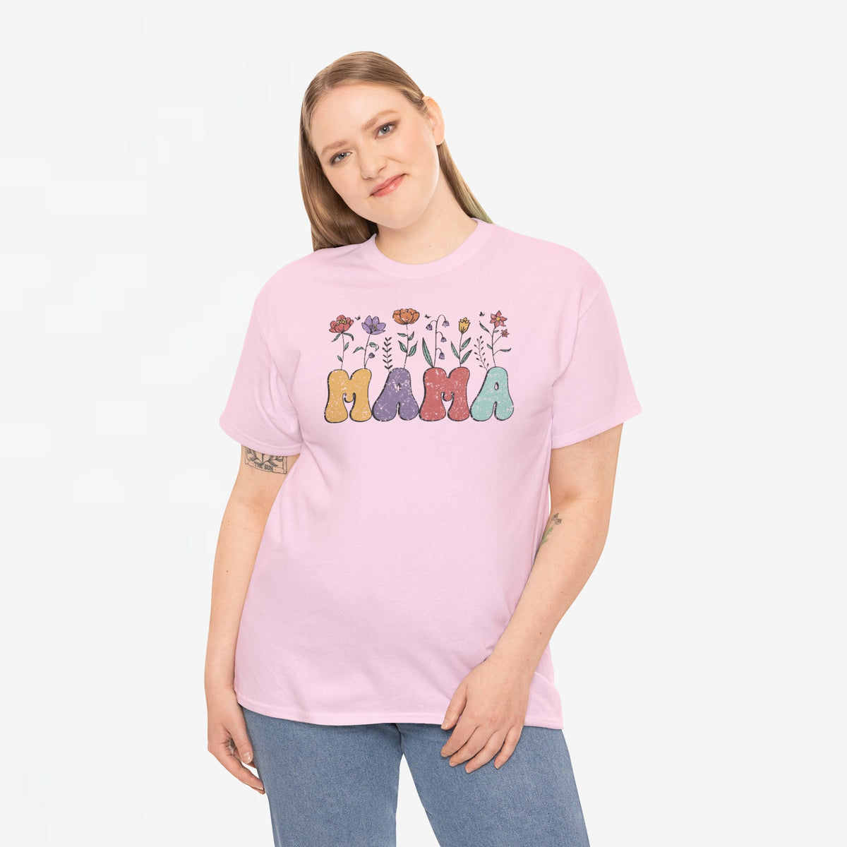 Oversized T-shirt lichtroze met bloemenprint en gekleurde "MAMA" letters op de borst