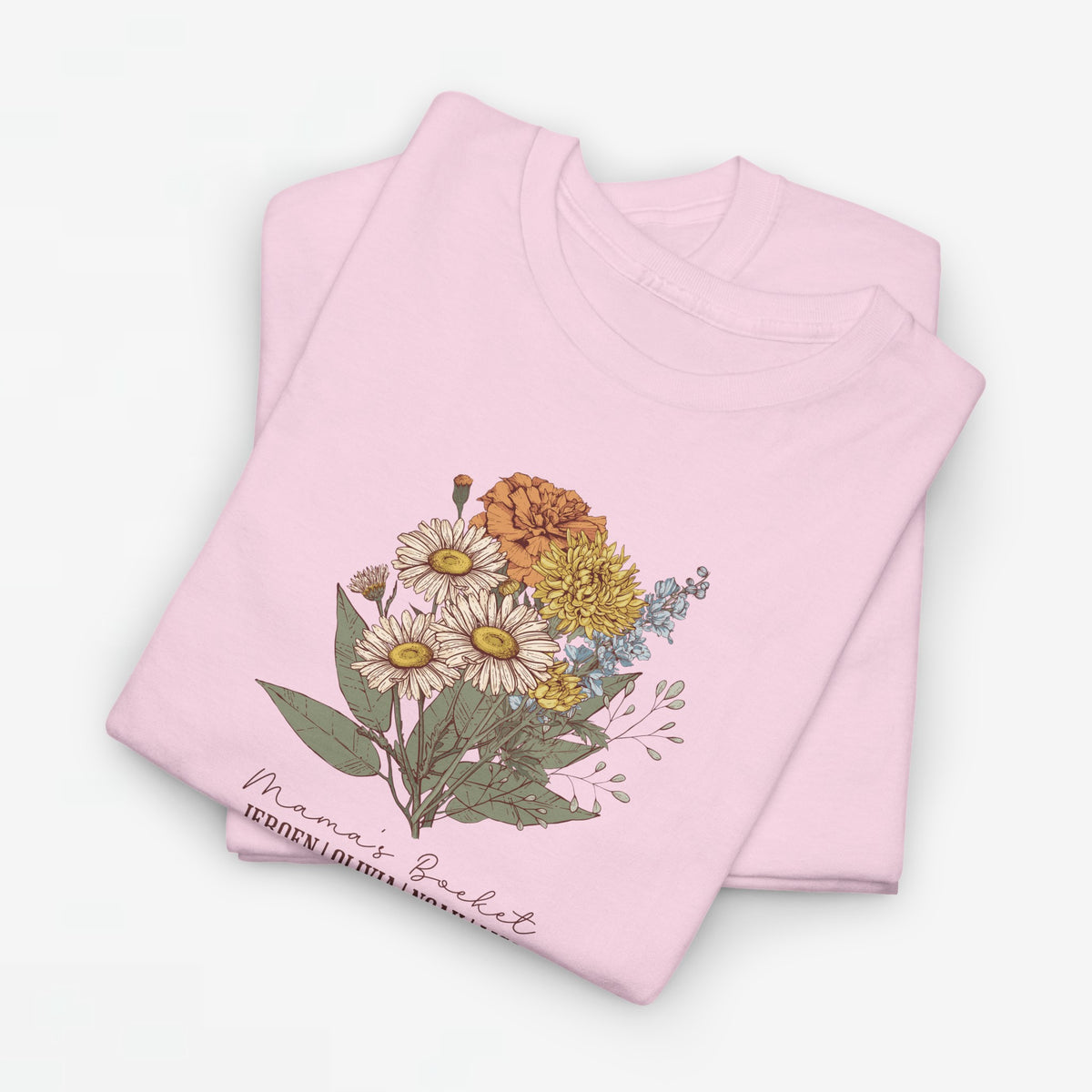 Lichtroze T-shirt met bloemenboeketprint op de borst en kleine siertekst onderaan