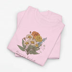Lichtroze T-shirt met bloemenboeketprint op de borst en kleine siertekst onderaan