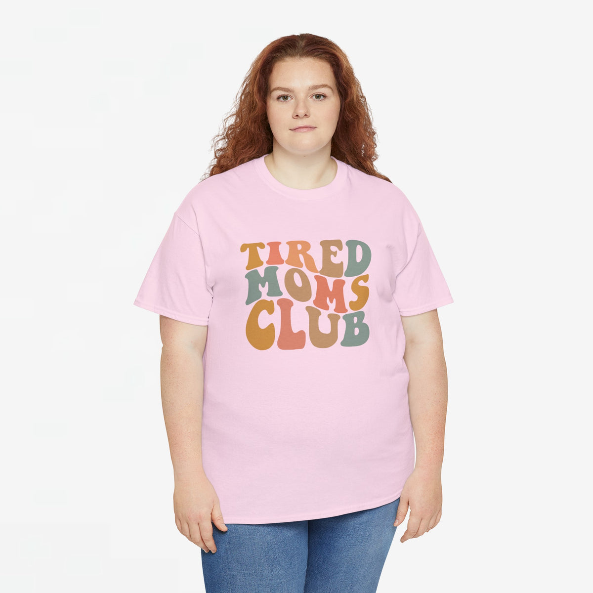 Roze oversized T-shirt met ronde hals en 'Tired Moms Club' print op borst.
