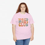 Roze oversized T-shirt met ronde hals en 'Tired Moms Club' print op borst.