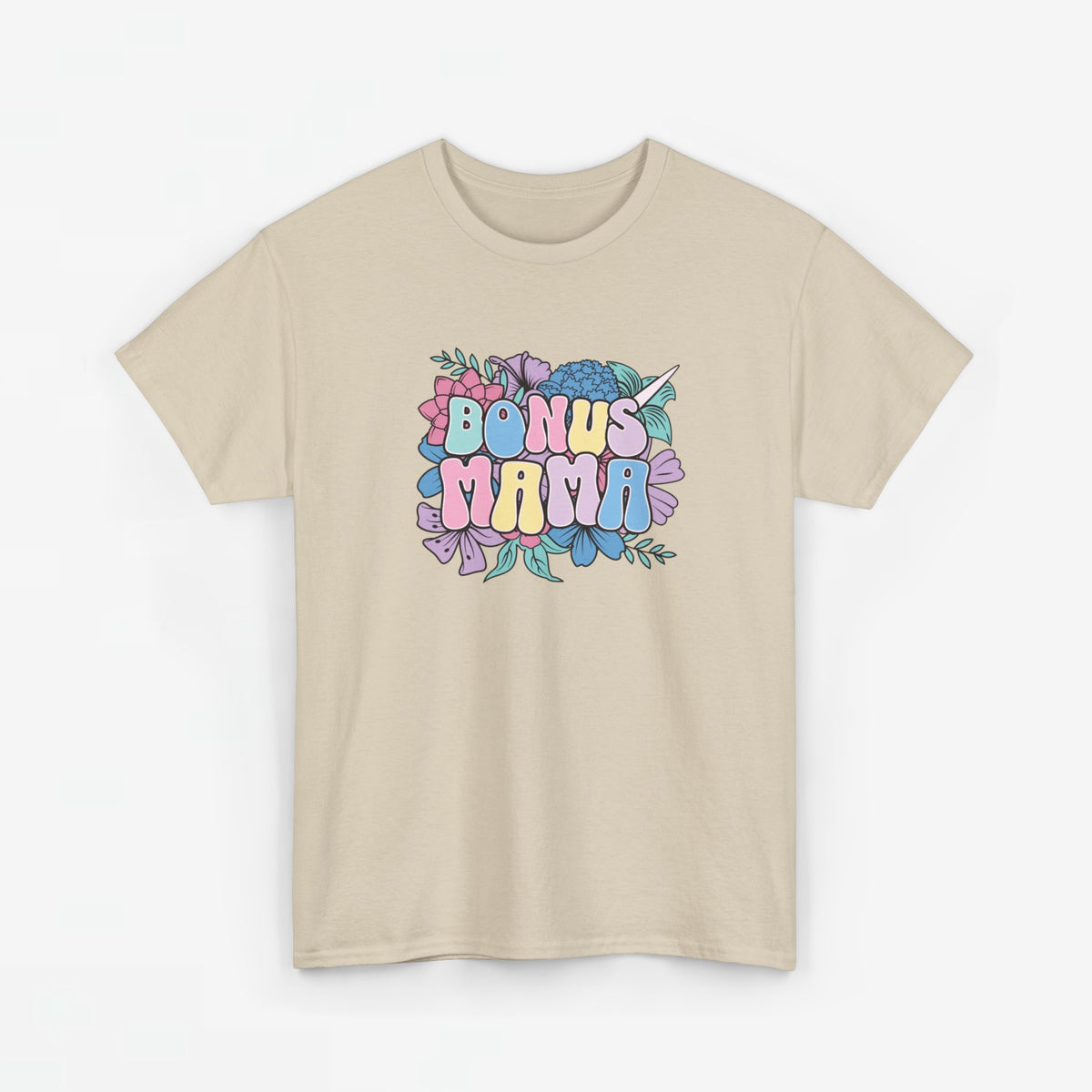 Beige oversized t-shirt met ‘BONUS MAMMA’ kleurrijke bloemenprint op de voorkant
