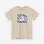 Beige oversized t-shirt met ‘BONUS MAMMA’ kleurrijke bloemenprint op de voorkant
