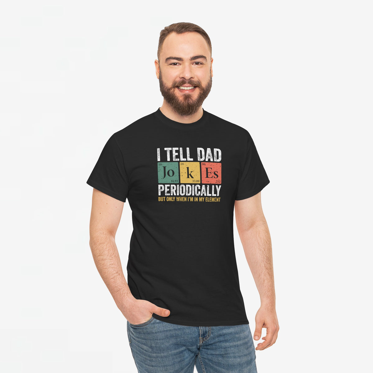 Zwarte t-shirt met opdruk “I tell dad jokes periodically” gedragen door man