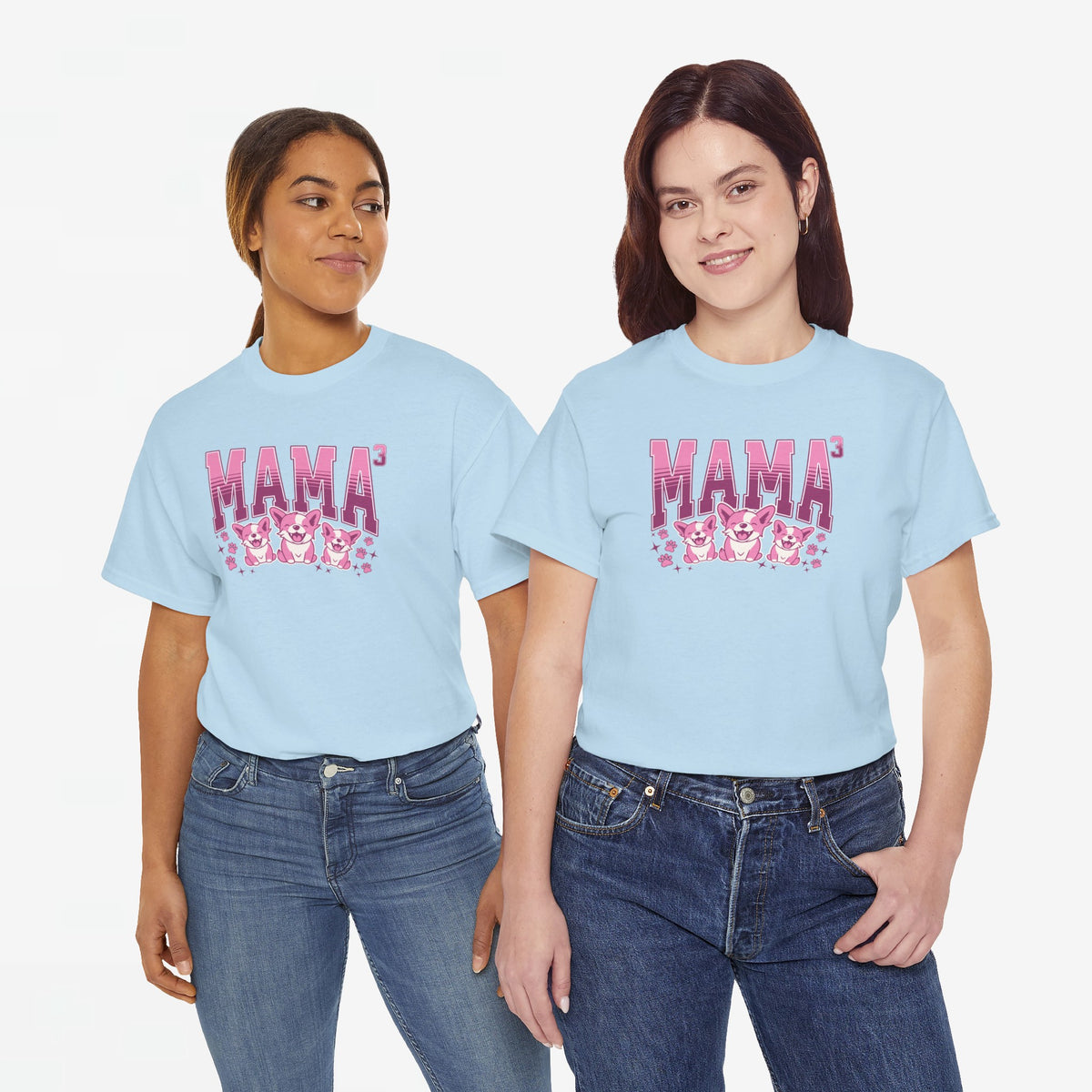 Lichtblauw oversized T-shirt met 'MAMA' print, gedragen door twee personen