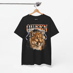 Zwarte T-shirt op hanger met leeuwenkopprint en Queen-tekst op de voorkant