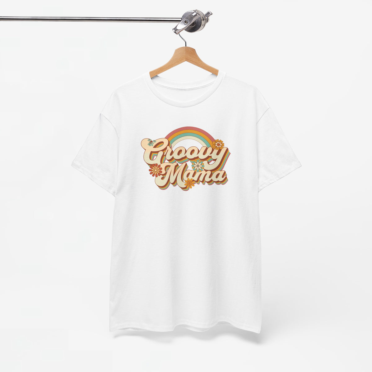 Oversized witte t-shirt met Groovy Mama print, hangend aan houten hanger