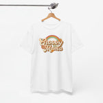 Oversized witte t-shirt met Groovy Mama print, hangend aan houten hanger
